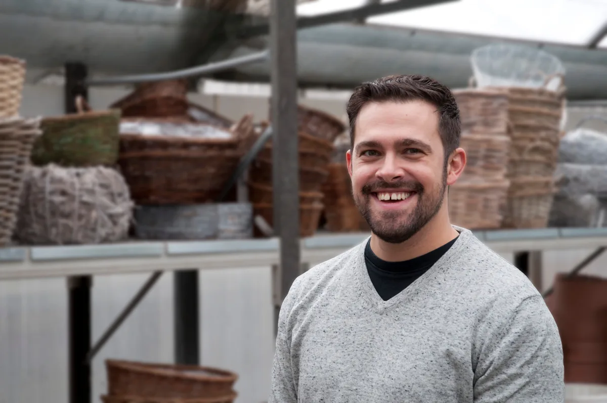 Ein Mann blickt in die Kamera.